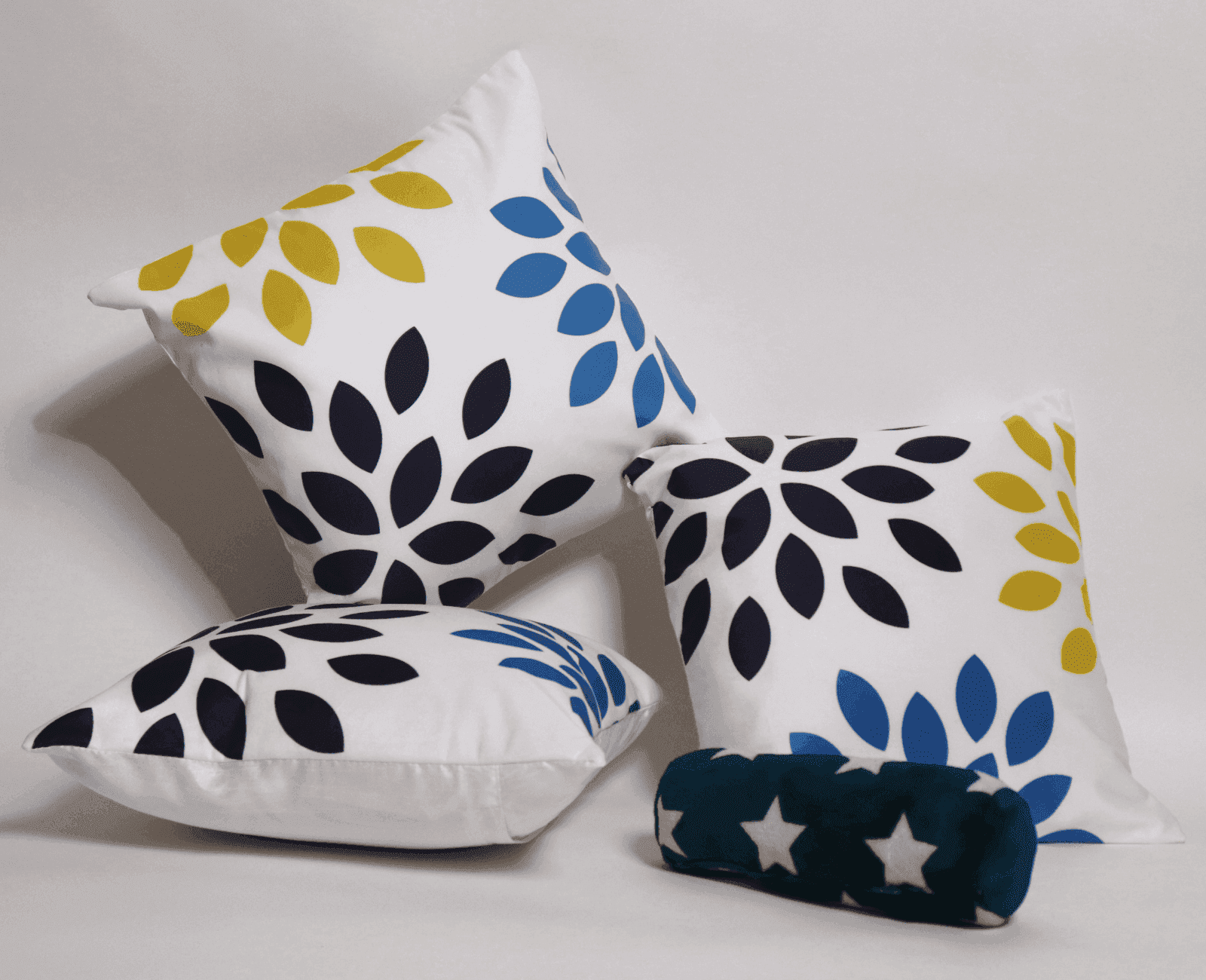 The Royal Leaf  Velvet Cushion Cover - LOOSEBUCKET