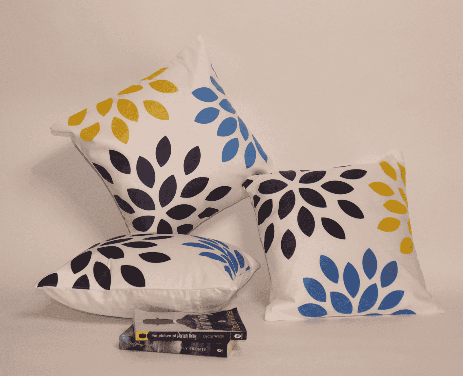 The Royal Leaf  Velvet Cushion Cover - LOOSEBUCKET