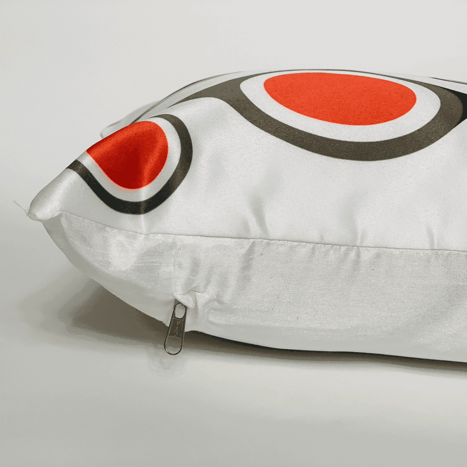 The White Show Cushion covers - LOOSEBUCKET