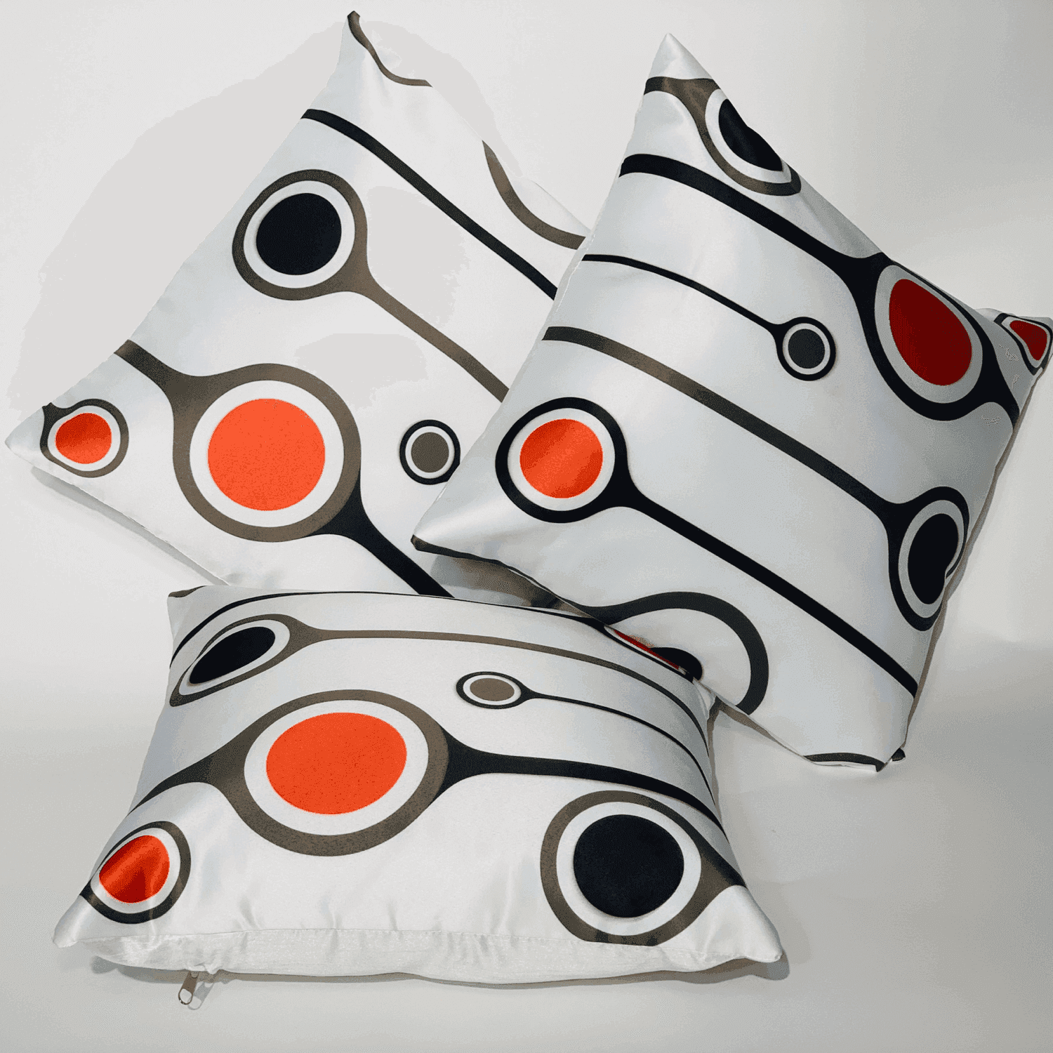 The White Show Cushion covers - LOOSEBUCKET